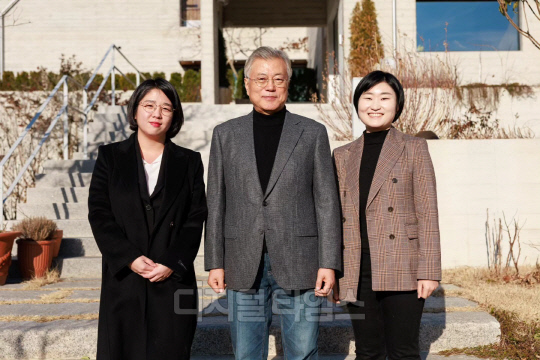 문재인 전 대통령(가운데)과 용혜인(왼쪽) 기본소득당 의원, 그리고 신지혜 대변인. <신지혜 SNS>